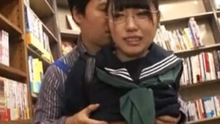 美少女JKが本屋で立ち読み中に鬼畜店長に強姦される