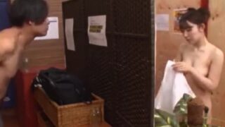 銭湯での奇妙な入れ替わり後、女性身体で行われる性描写。