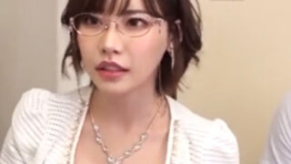 高慢な金持ち妻が息子の友人エロガキに口淫を強要され屈辱を味わう。