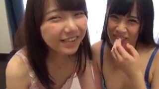 笑いながら3P、ロリ美少女2人とベロチューしながら天国3P