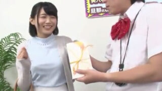 美人妻が賞金で旅行を計画→電マに負けて即ハメ。