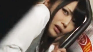 満員バスで声を出せなくても痴漢に犯される美人OL