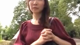 素人妻がバックからの激しいピストンでイキ続ける