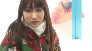 近くに彼氏がいるのにMM号で浮気する素人お姉さん