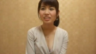 ガードの緩いJDが薄暗い部屋で激しいセックスをし、濃射で悶絶。