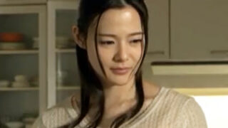 抵抗できない美人妻が義父の性器に囚われる
