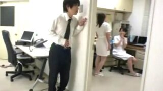 母の面会中にエロナースが声殺しでパコ。