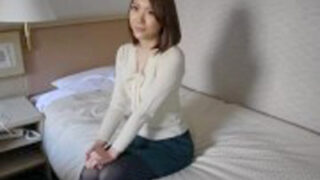 美人妻がナンパされ、初対面で性行為に没頭する様子