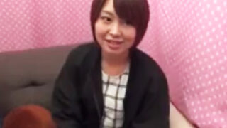 ショートヘア美少女JDがオナサポだけだったはずが、ゴムなしで激しく挿入される
