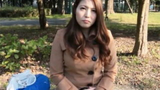メガネの似合う真面目な女子が実はドスケベで、プールで濃厚セックス。