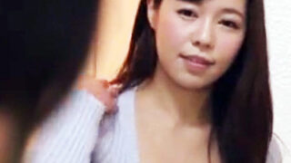 団地妻がパンチラ・胸チラで誘惑し、汗だく不倫セックス