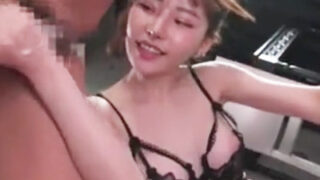 巨乳痴女の止まらない追撃手コキでM男を破壊