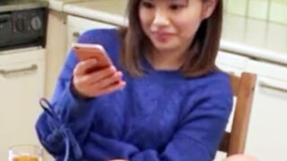 姉が童貞を侮りパンチラで挑発、逆襲ピストンで中出し。