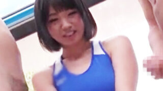 MMが女子棒高跳び選手に3本のポールを見せ、選手もタジタジで興奮した。