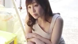 欲求不満の美人妻がゴミ捨て場で若い作業員と出会い、中出し不倫する話。