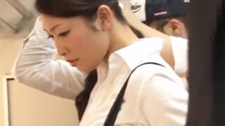 ミニスカ美人教師が満員電車で痴漢に中出し被害に遭う。