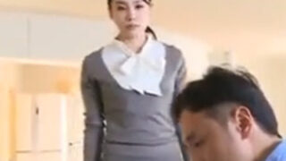 不甲斐ない夫のせいで中年男性に寝取られ、甘く濃厚な性行為に溺れた美人妻。