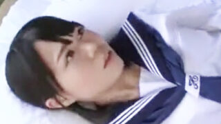 巨漢の男性が無垢な女子高生に強制的に激しい性的接触を迫る。