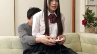 叔父の膝の上でこっそり挿入し、中出しまでさせる姪の物語