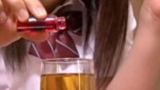 媚薬を飲んだJKが欲望に負け、同級生と中出しされる。