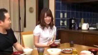 父の再婚相手の魅力に負け、息子が近親相姦に踏み切った。