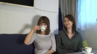 親しいママ友をナンパし、前で恥部を曝け出してイキまくる素人妻