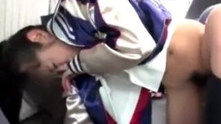 外に人がいるのに車で声を出しながらカーセックスする美女