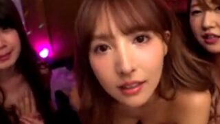 三上悠亜が参戦！痴女2人が乱入し、主観で騎乗位激しく突き上げる。