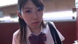 細身の制服美少女がガチムチ男にハメ倒され、アヘ顔で感じる。