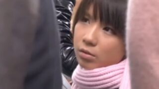 童顔JKが痴漢に狙われ号泣するが、中出しまでやめない鬼畜レイパー率いる危険なシナリオ。
