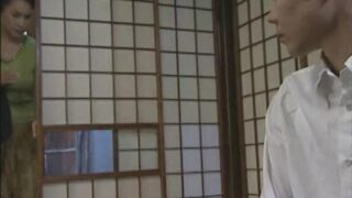 久しぶりに男性器を見た瞬間、スイッチが入り燃え上がる熟女妻