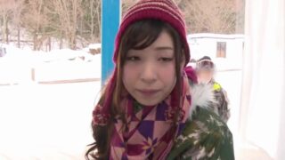 雪山の美少女がテレビ番組風企画でナンパ、彼氏を外に放置し中出し。