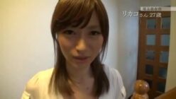 自宅で夫がいるのに浮気相手とこっそり中出しSEXする人妻