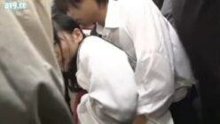 電車内で痴漢に抵抗できず、声を押し殺した黒髪JKがレイプされる