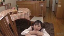 意図的にパンツを見せ、即フェラする変態JK美少女