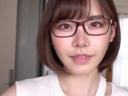 メガネをかけた巨乳の姉が不思議な力で全員を興奮させる