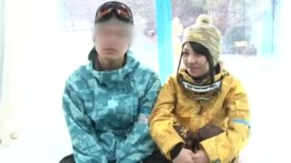 スキー場の部屋で美少女がマッサージで中出しされる。