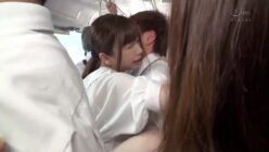 バスの車内で背後の男にチンコを押し付けられたお姉さんが逆手に取って手を握り返し、逆に痴漢行為を仕掛けようとしていた。