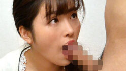 欲求不満の人妻が勃起したチンポを見てメスの顔になりしゃぶり始める