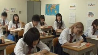 体育倉庫でギャルJKがベロキスで同級生を小悪魔的に誘う