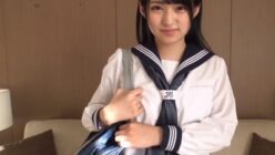 黒髪の清楚な女子校生が、奇妙な喘ぎ声でアヘアヘとしている。