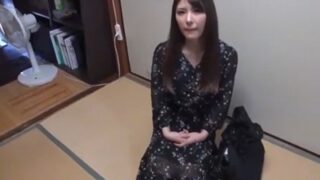 美女に競泳水着を着せてオイルでSEX