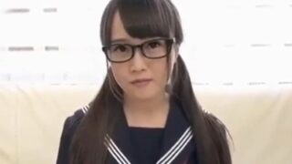 黒縁眼鏡のJ◯がおっさんチンポで激しく突かれ、中出しで受精する。
