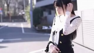 黒髪スレンダーのアイドル系美少女が華奢な体で感じ、アヘ顔でイキ顔を見せる。