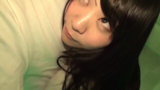照れながらチンチン刺激し、個撮で激しくイキ乱れる美少女
