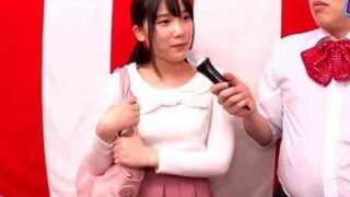 クイズ正解で金銭ゲットの罰ゲームに耐え切れず悶絶イキする美少女