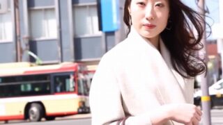 夫円満の妻が「寂しい」と言いながらも野外でデカチンを欲しがる淫乱な姿