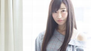 清純系ロング黒髪美少女が小動物のように喘ぎ、顔に精液をぶっかけられる情景。