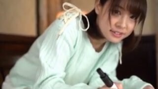 自ら望めないのに、ねっとりした男優のチンポで骨抜き絶頂を迎える天真爛漫美少女。