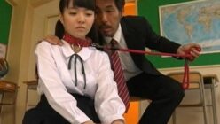 教師が未成熟なロリJKに中出しし、精液で子宮に注入する作品